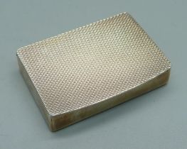 An engine turned silver snuff box, London 1971, 38mm wide
