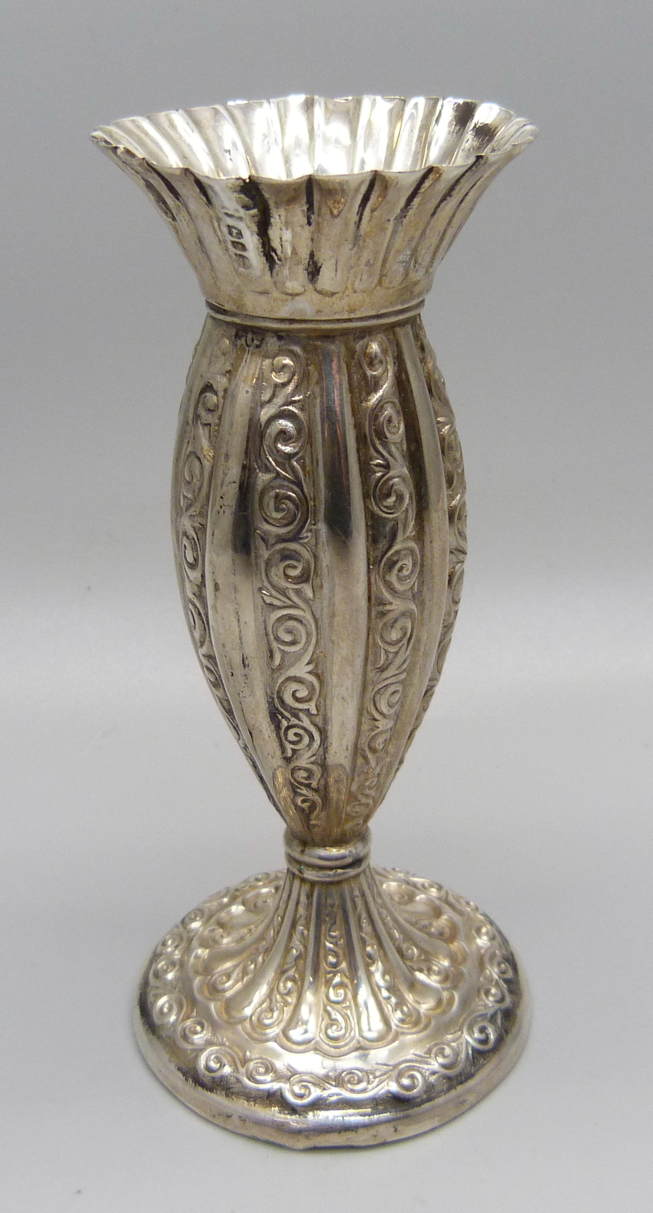 An embossed silver bud vase, 40g, 11cm - Image 2 of 5