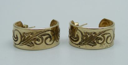 A pair of 9ct gold embossed broad hoop earrings, 1.6g