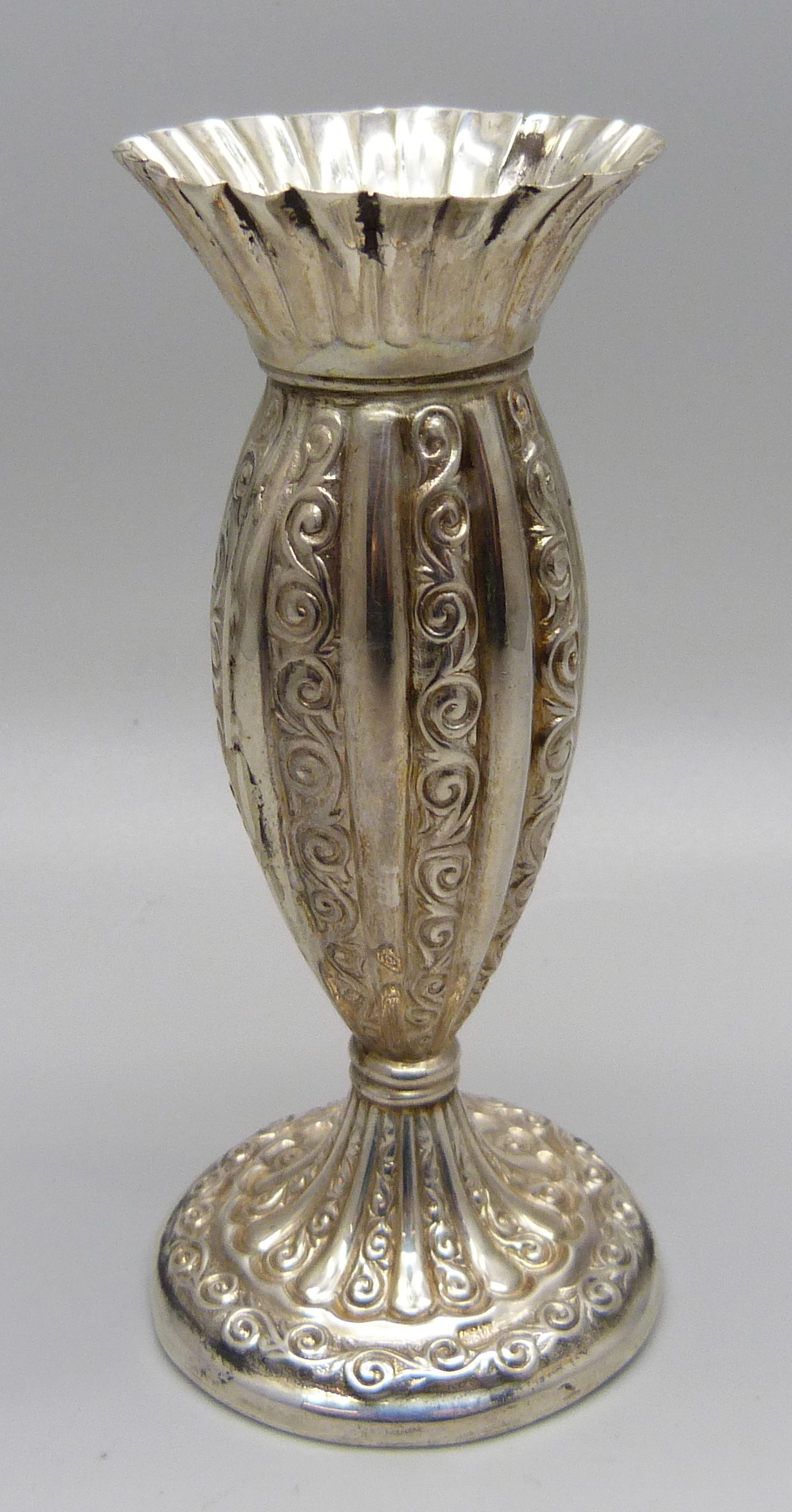 An embossed silver bud vase, 40g, 11cm