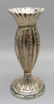 An embossed silver bud vase, 40g, 11cm