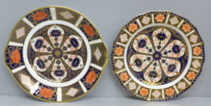 A Royal Crown Derby 1128 cake serving plate and a 1128 pattern plate, 22.5cm
