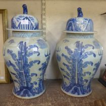 A pair of Chinese blue and white porcelain lidded vases