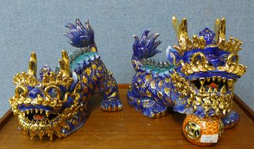 A pair of Chinese painted porcelain dogs of foe