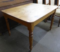 A Victorian pine scrub top farmhouse kitchen table