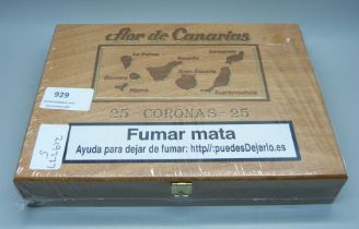 Twenty-five Canary Islands cigars, Coronas