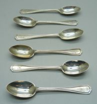 A set of six silver spoons, London 1909, 66g