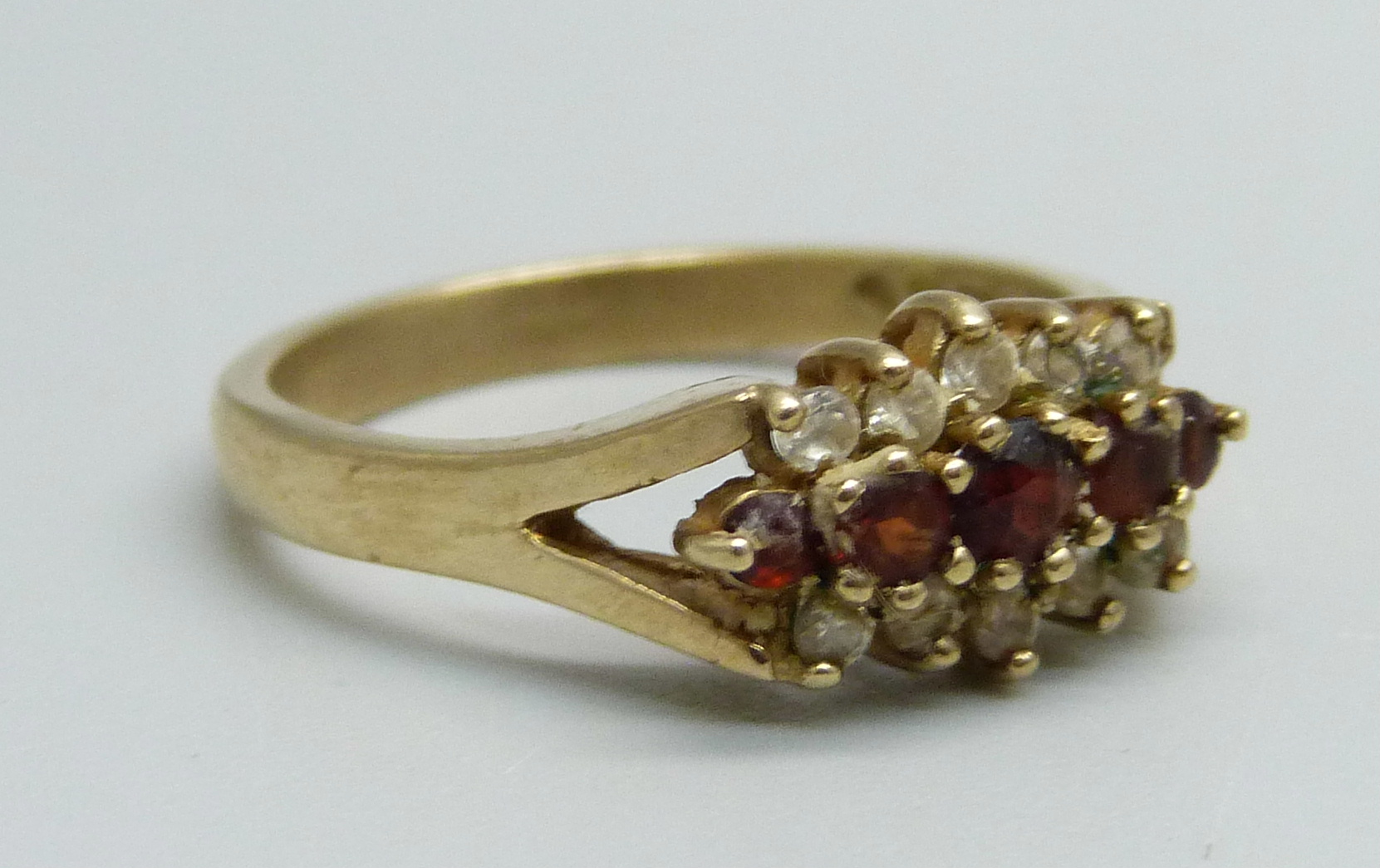 A 9ct gold, white stone and garnet ring, 3.3g, P - Image 4 of 4
