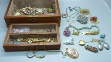 Vintage and other jewellery including some silver, a gold back and front locket, brooches