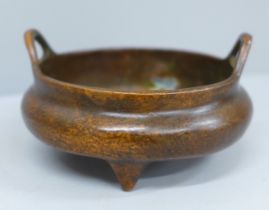 A Chinese bronze incense burner censer, 9cm wide, four character mark to base