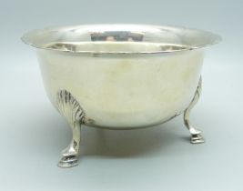 A silver bowl on three hoof feet, London 1905, 91g