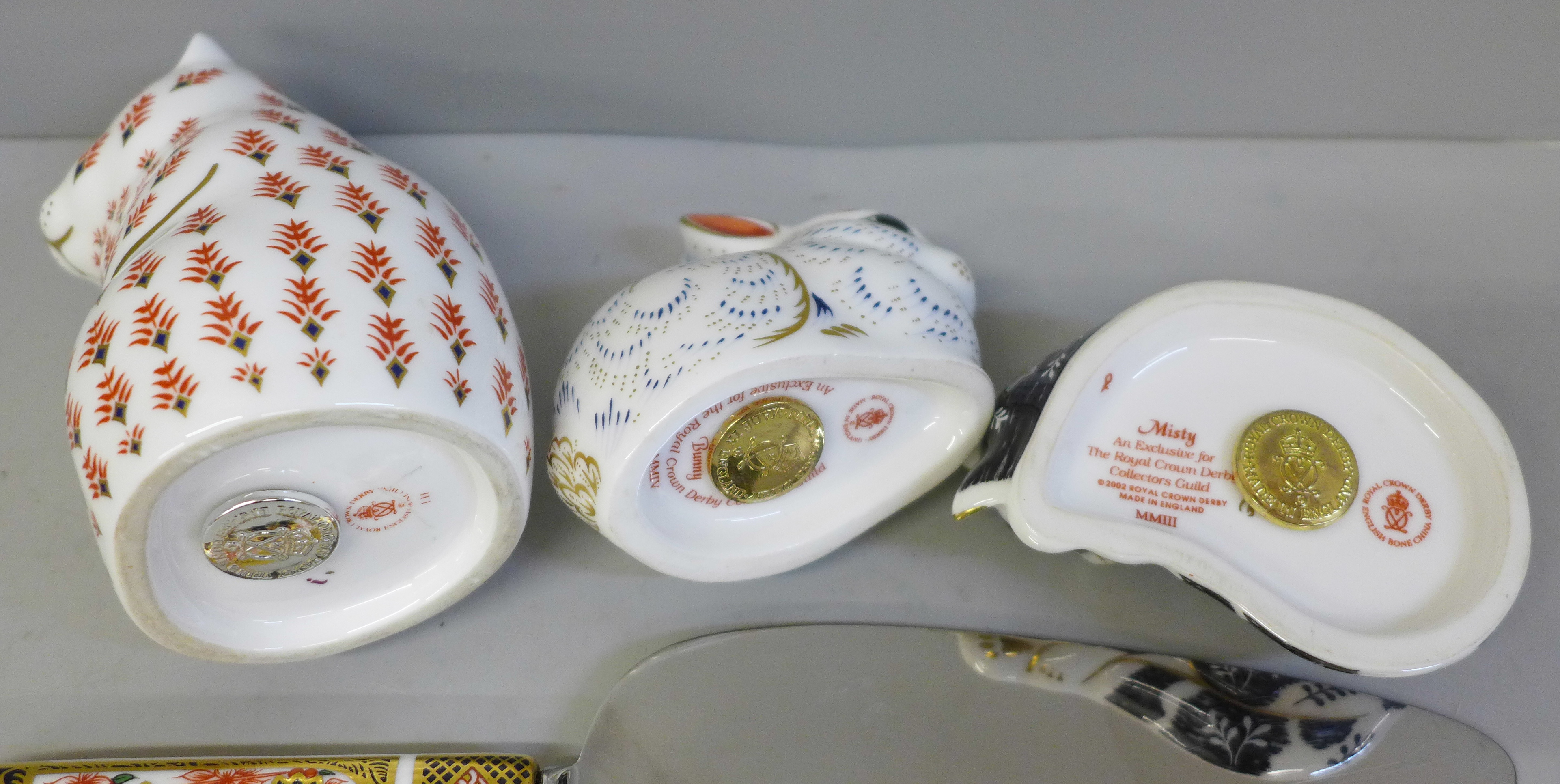 Three Royal Crown Derby paperweights, two with gold stoppers, a thimble and an Imari cake server - Image 4 of 4