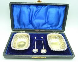 A cased pair of silver salts, Birmingham 1909 and two spoons, 25g