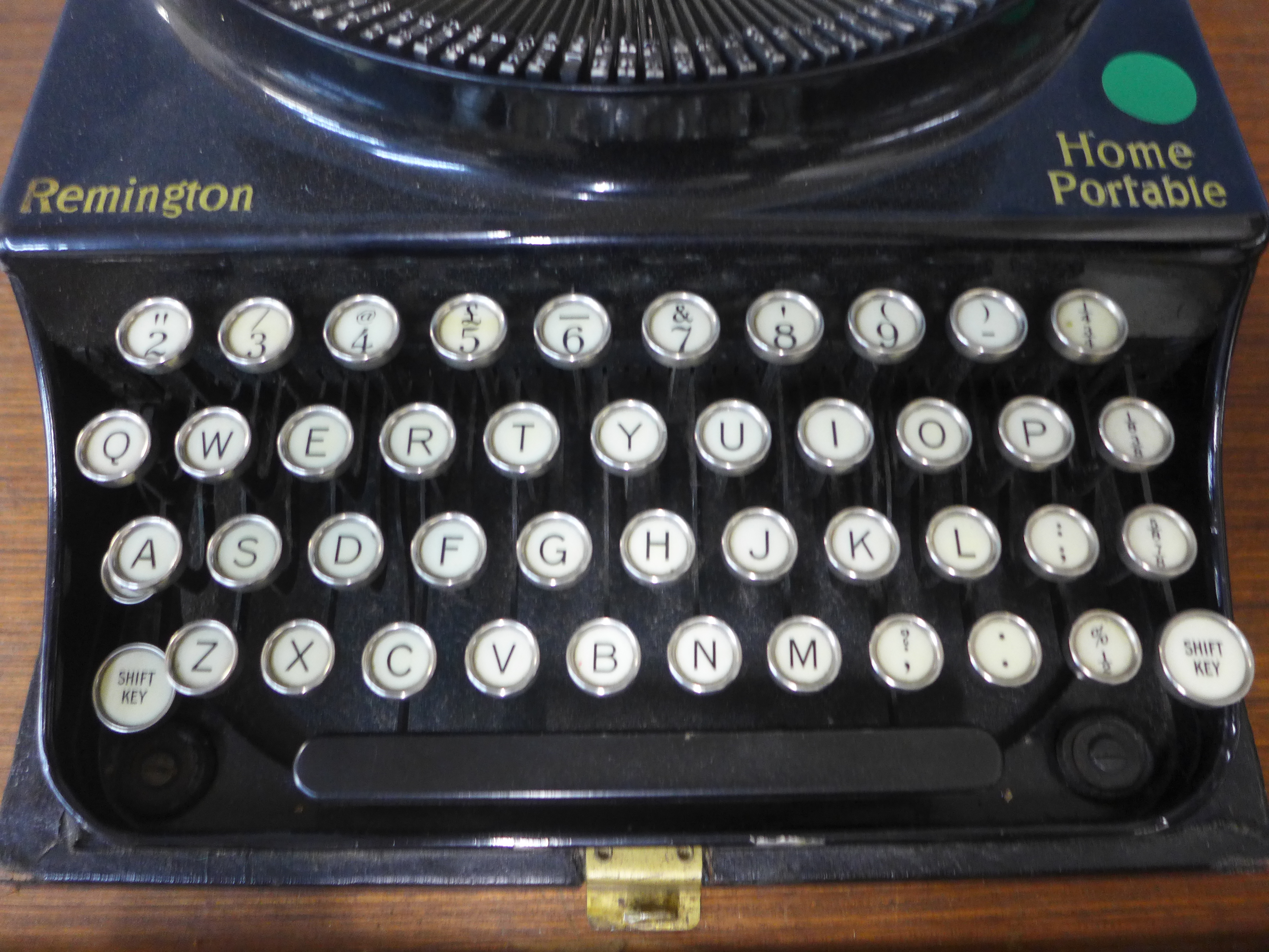 A vintage cased Remington Home Portable typewriter - Bild 2 aus 2