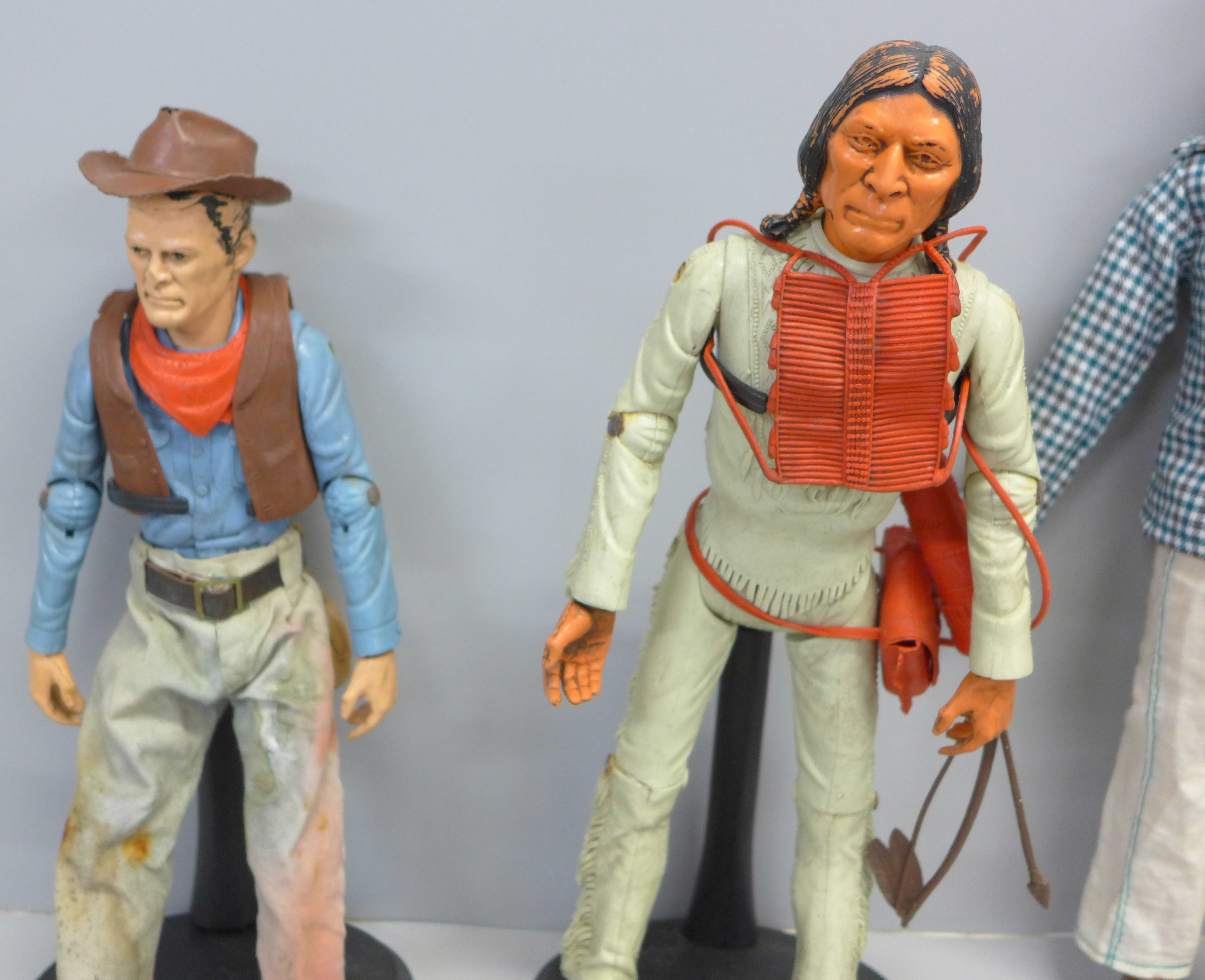 Three vintage action figures including Six Million Dollar Man and Johnny West - Bild 3 aus 4