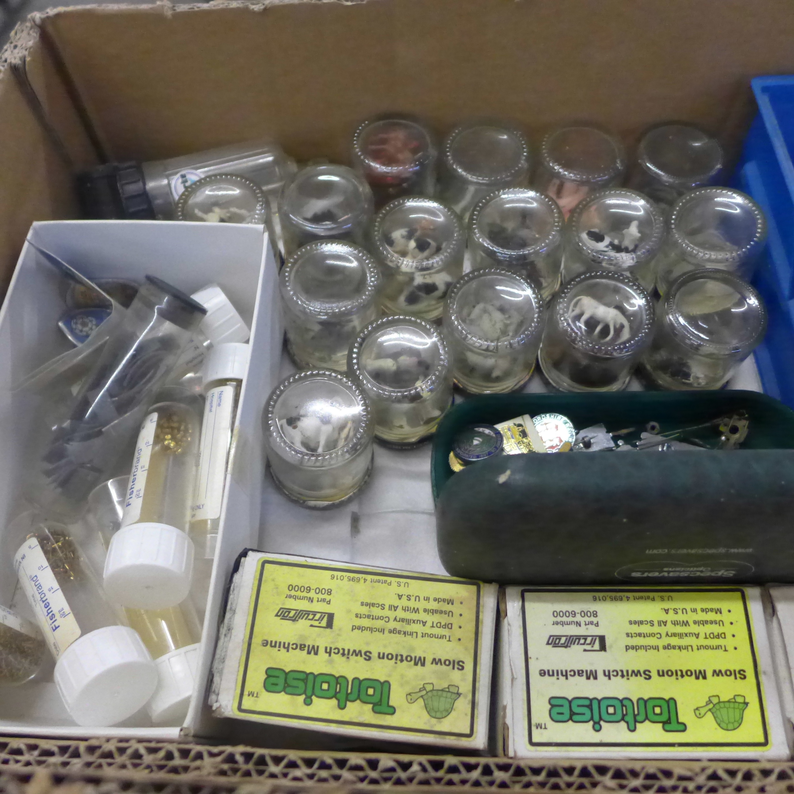 Model rail parts, bogies, conductors, wagons, sheds, animals, badges, etc. **PLEASE NOTE THIS LOT IS - Bild 4 aus 5