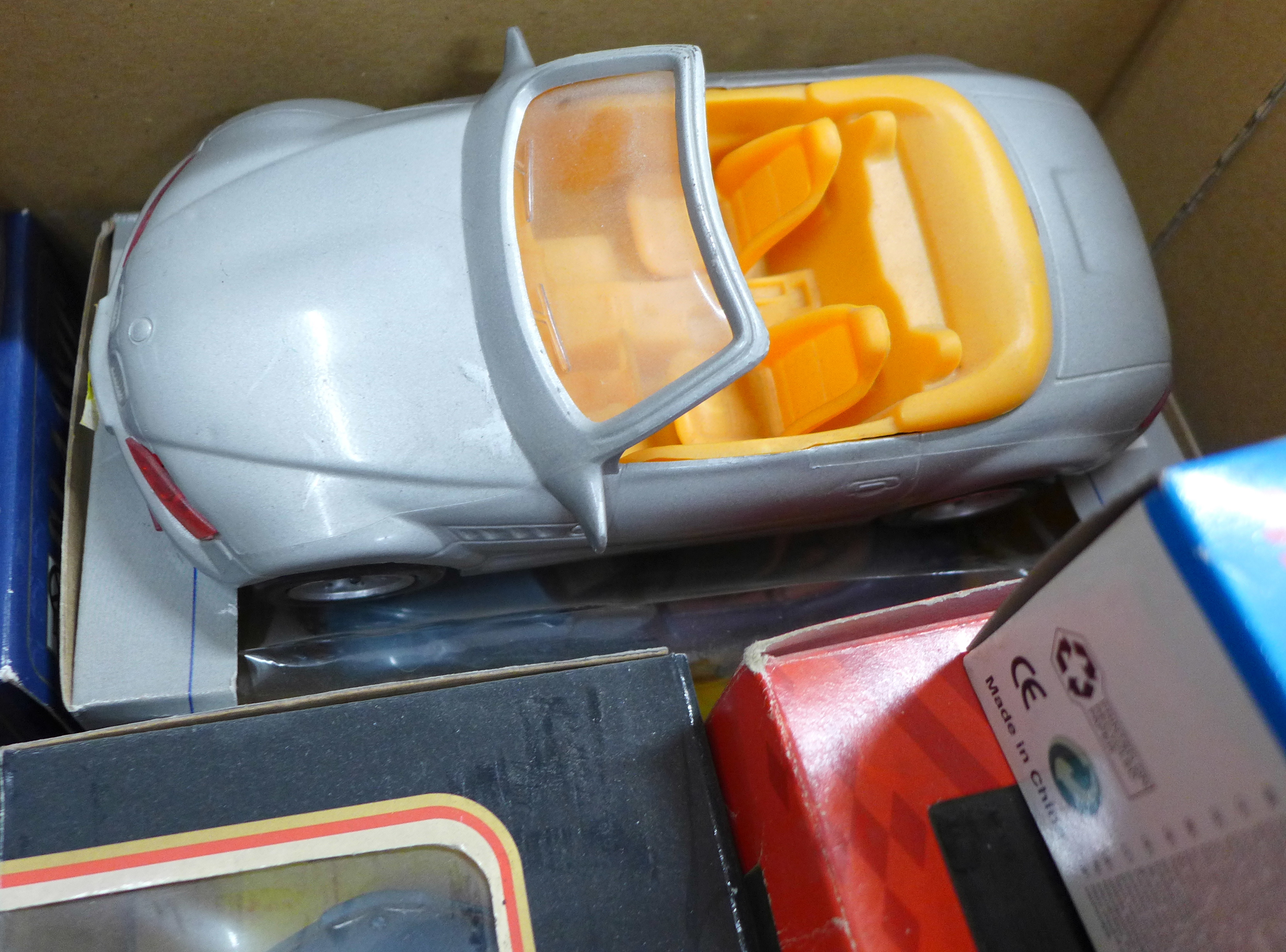 A collection of model sports cars, boxed - Bild 3 aus 6