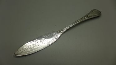 A Grecian pattern silver fish knife, 62g