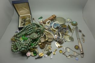 A tray of costume jewellery