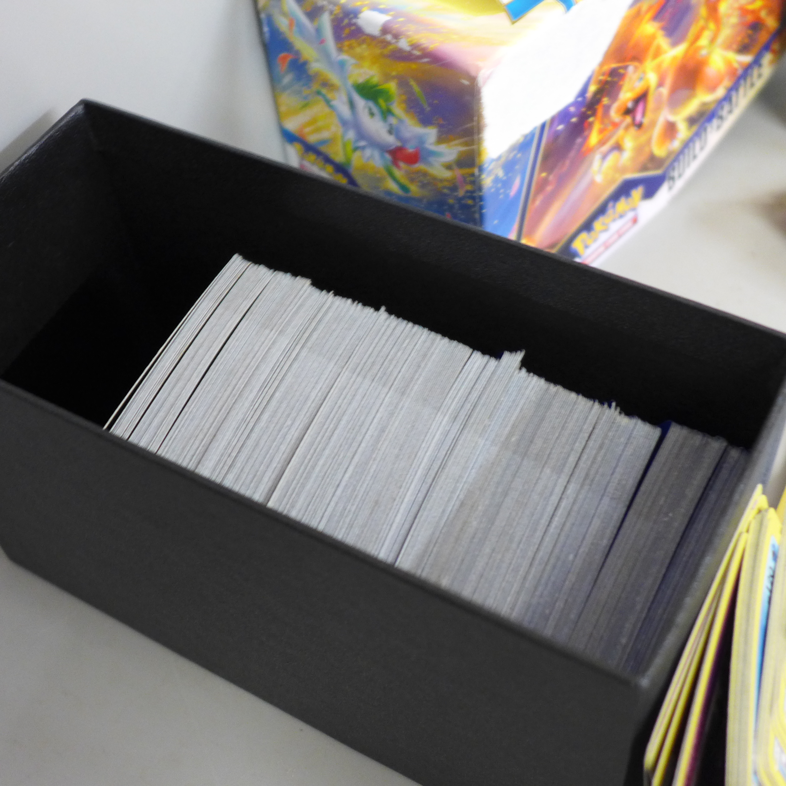 Over 400 shiny Pokemon cards and tin - Bild 2 aus 3