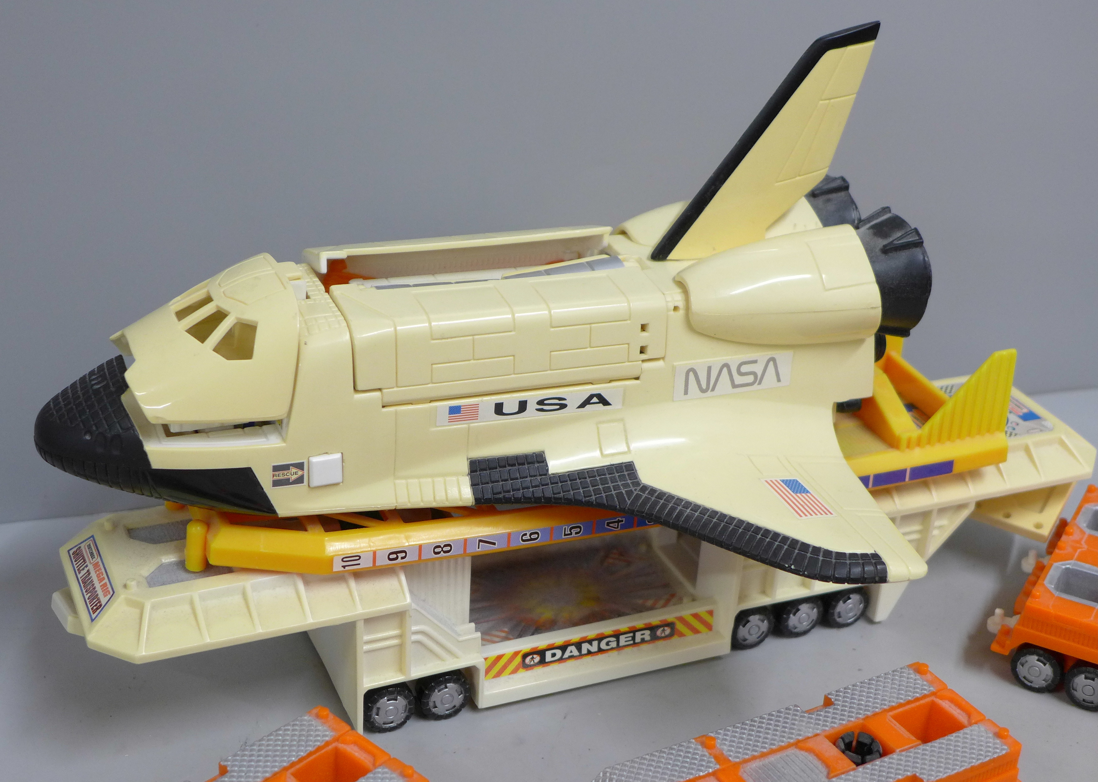 A Matchbox Mega Rig Shuttle Transporter set - Bild 2 aus 4