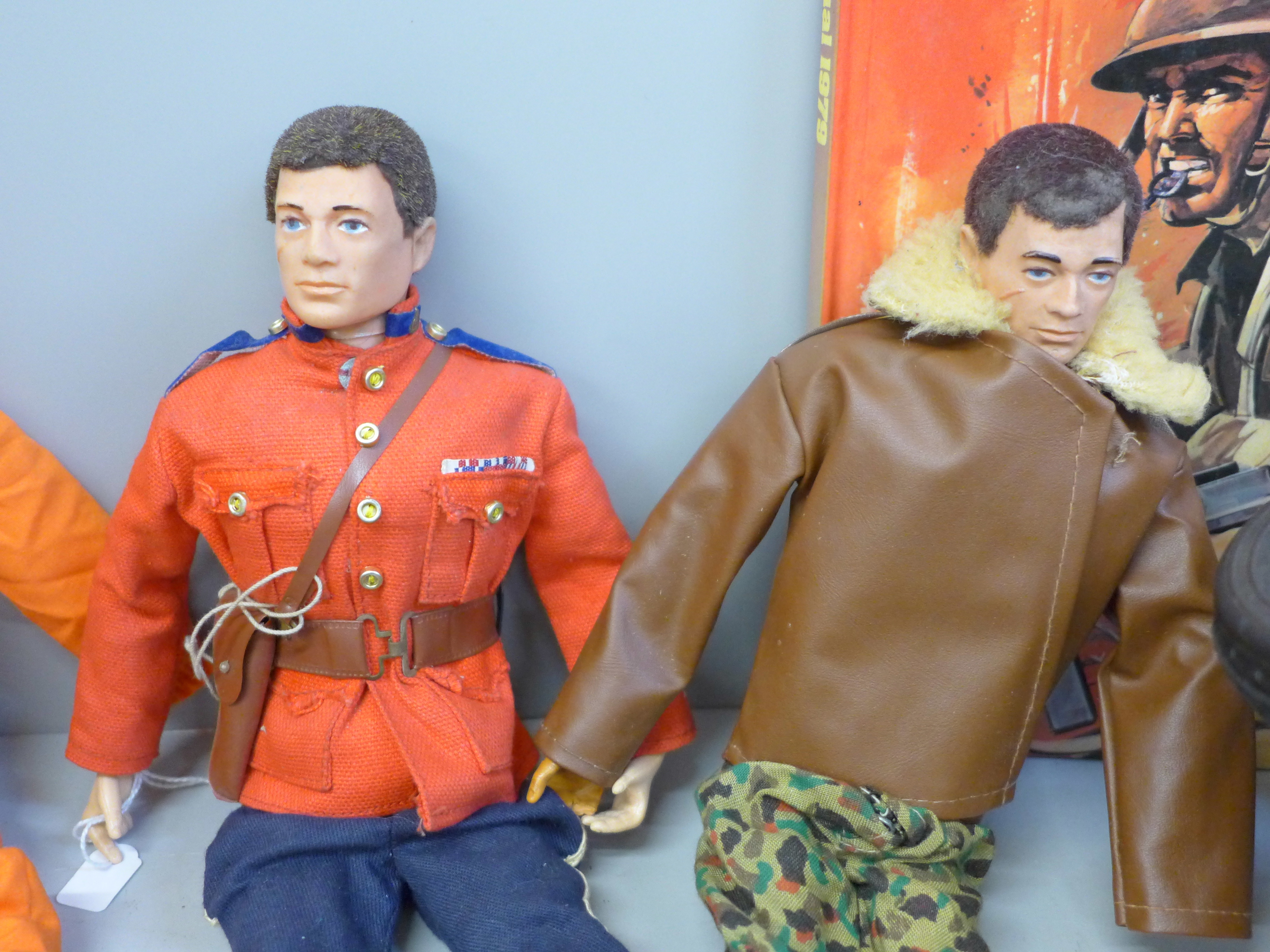 Four Action Man figures, motorbike and side car and an annual - Bild 3 aus 4