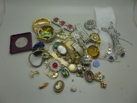 A bag of costume jewellery