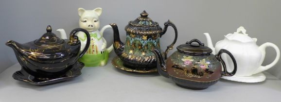 A Shelley 272101 teapot and stand, black Victorian teapots, etc. **PLEASE NOTE THIS LOT IS NOT