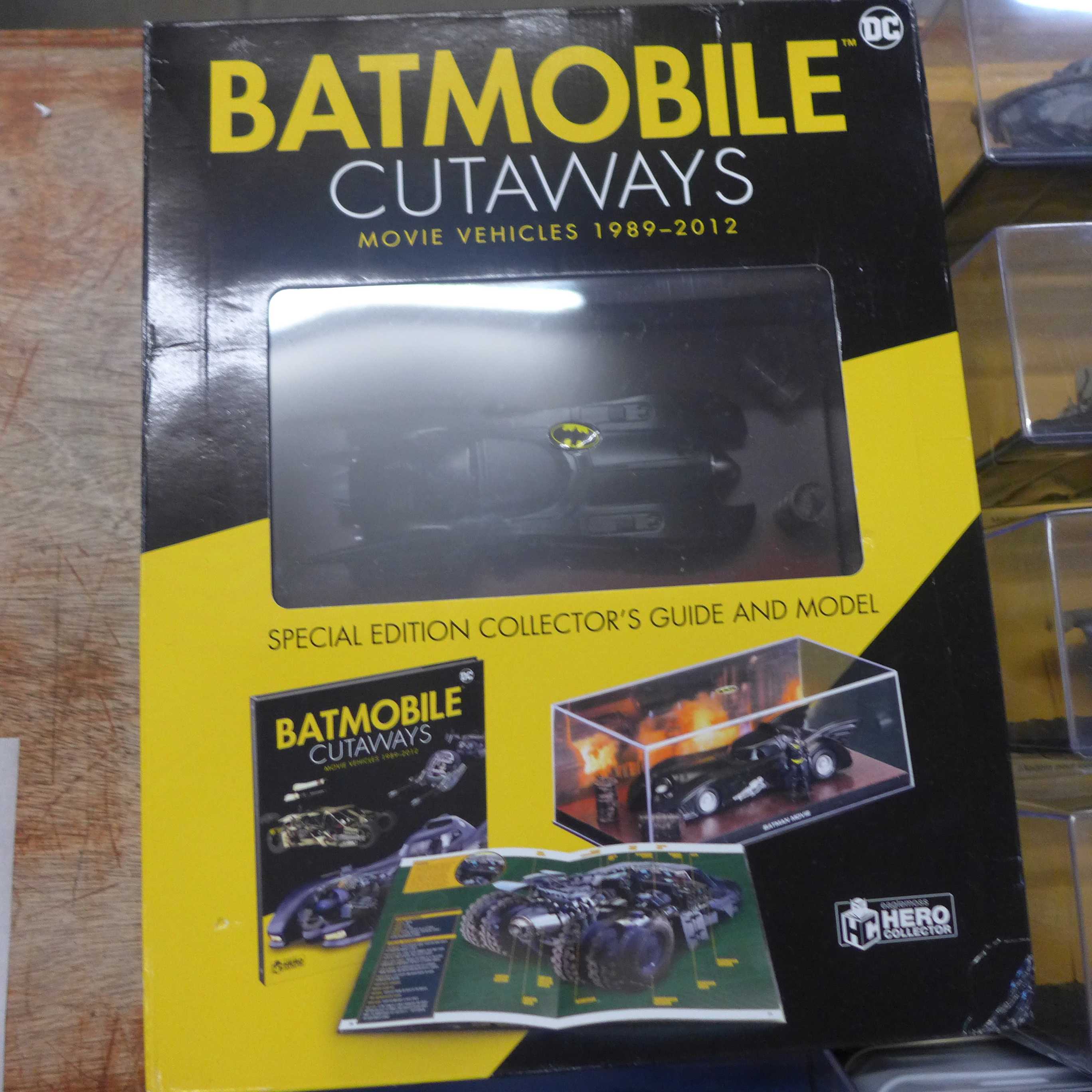 Die-cast model vehicles, Batmobile Cutaways Special Edition Guide and Model, four model tanks, etc. - Bild 2 aus 4