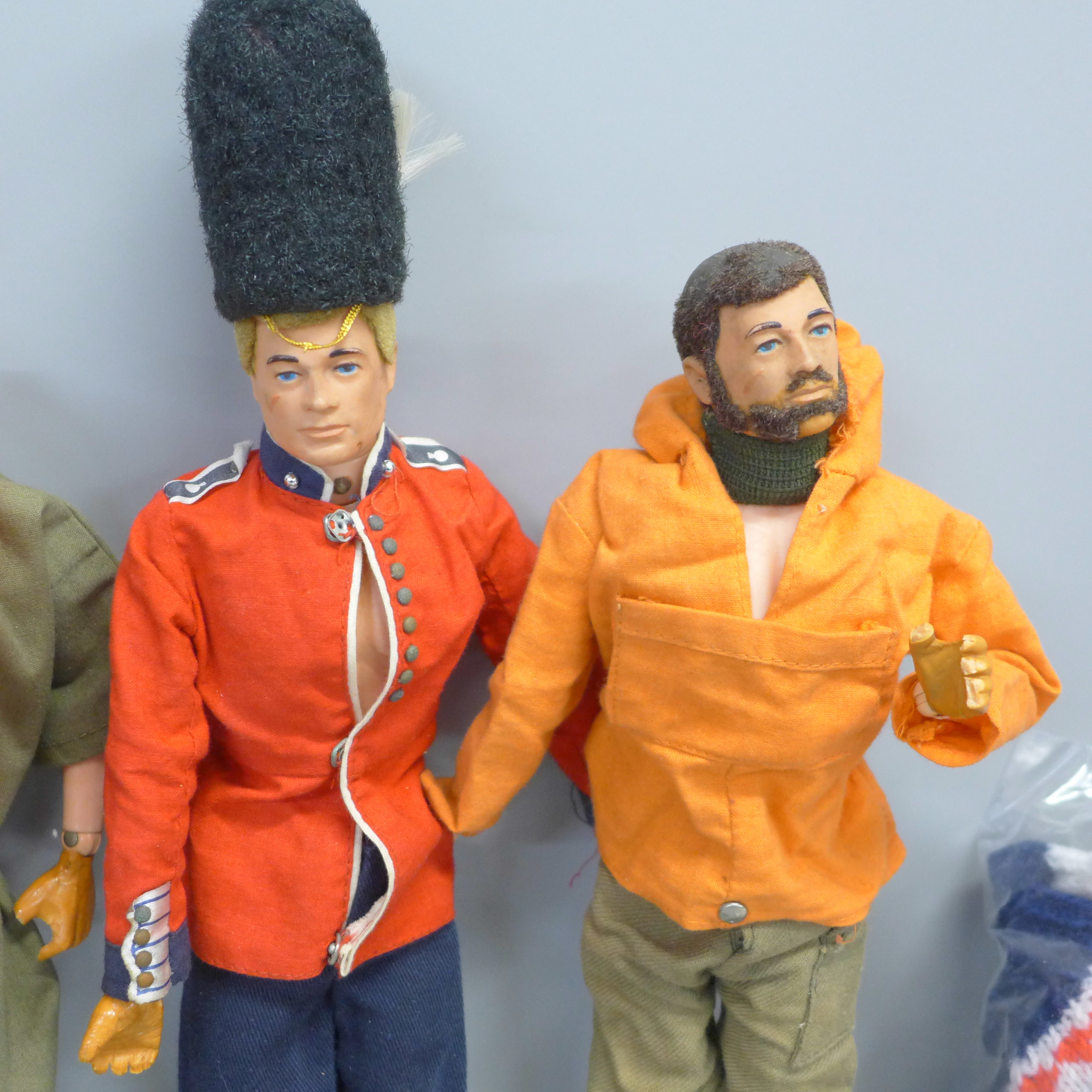 Four vintage Action Man figures and associated clothing - Bild 3 aus 4