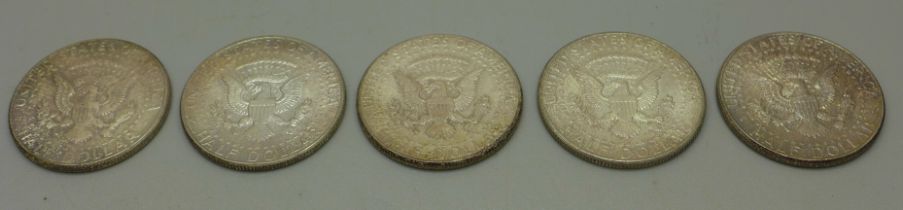 Five American silver half dollars, 62g