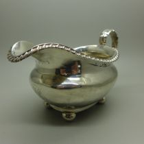 A William IV silver sauce boat, London 1831, 142g