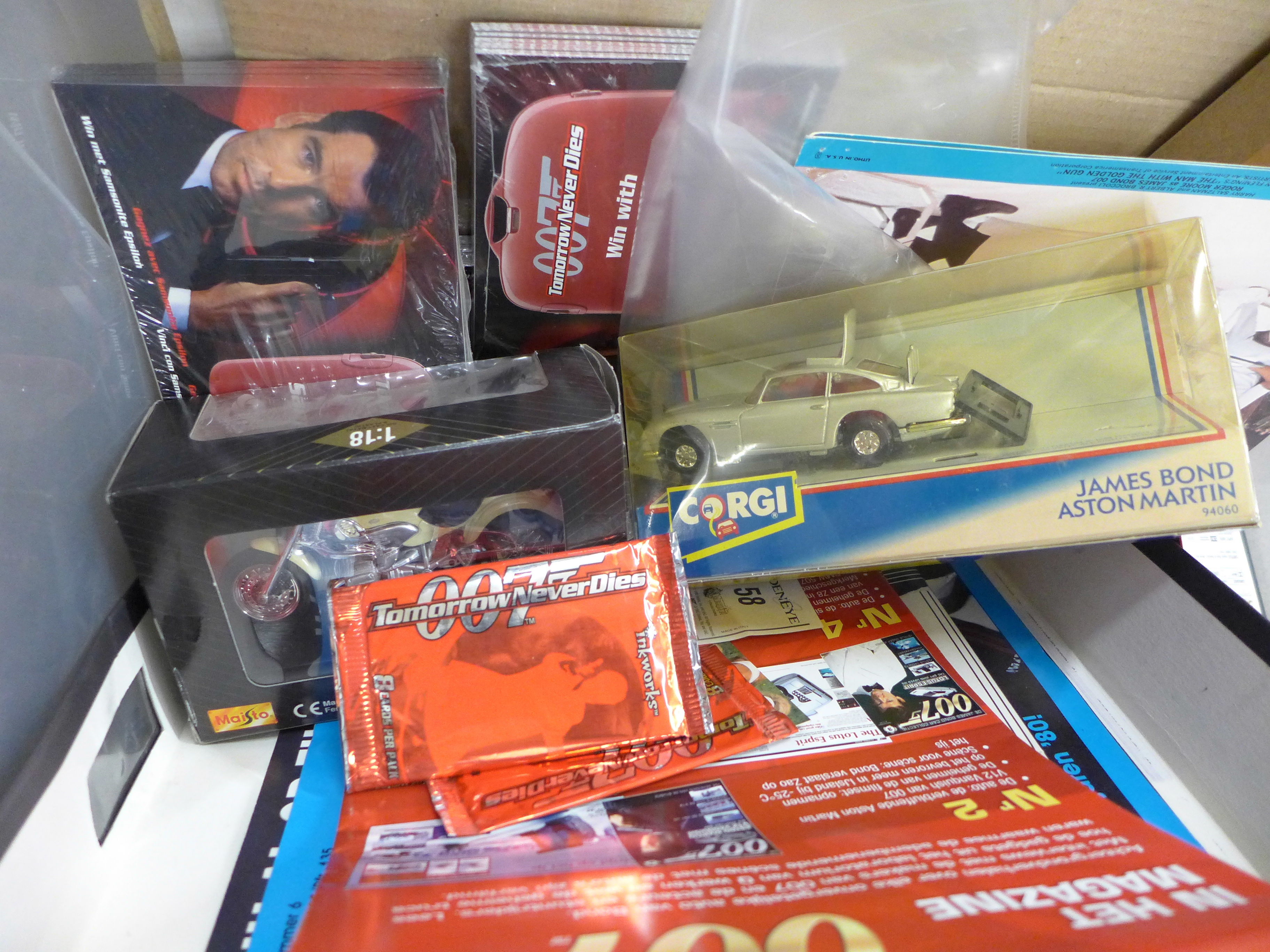 A collection of James Bond toys, etc., including vehicles, a Corgi Toys Aston Martin, etc. - Bild 3 aus 5