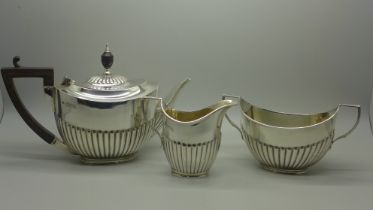 A silver three piece tea service, London 1903, 409g