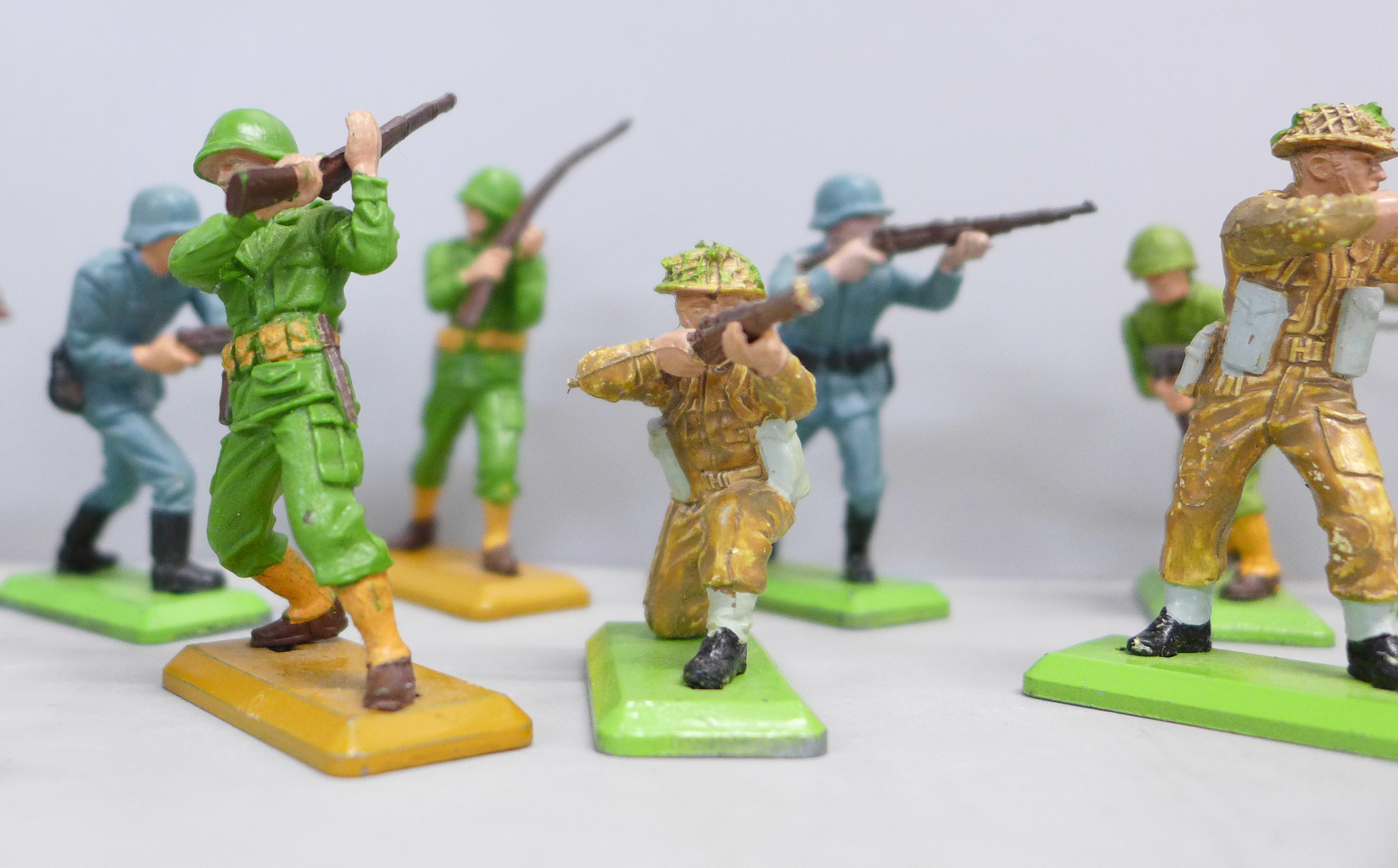 Over forty 1970s Britains soldiers - Image 3 of 5