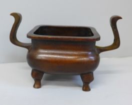 A Chinese bronze censer, 11.5cm wide