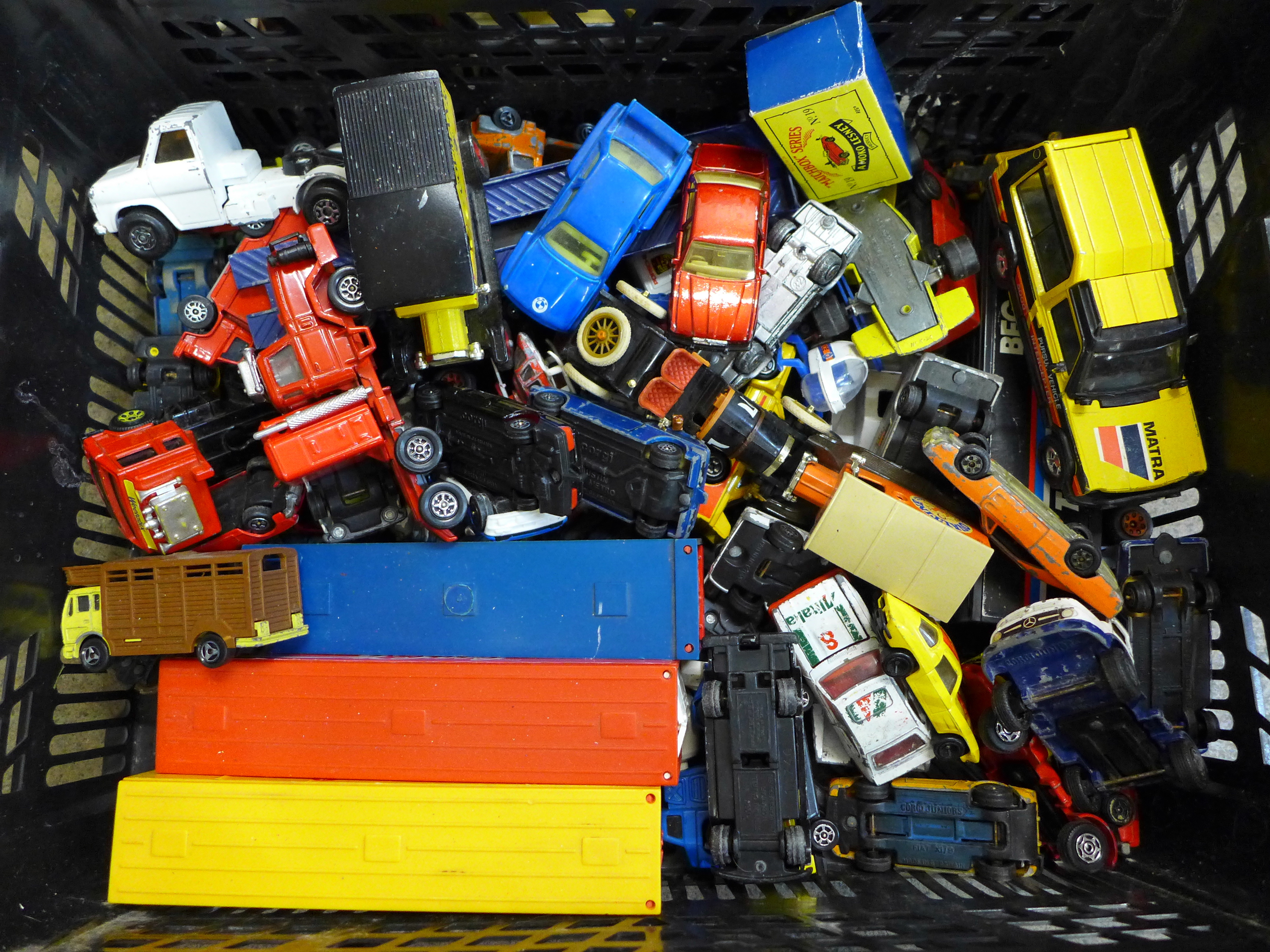 Two boxes of die-cast model vehicles, mainly Matchbox - Bild 2 aus 3