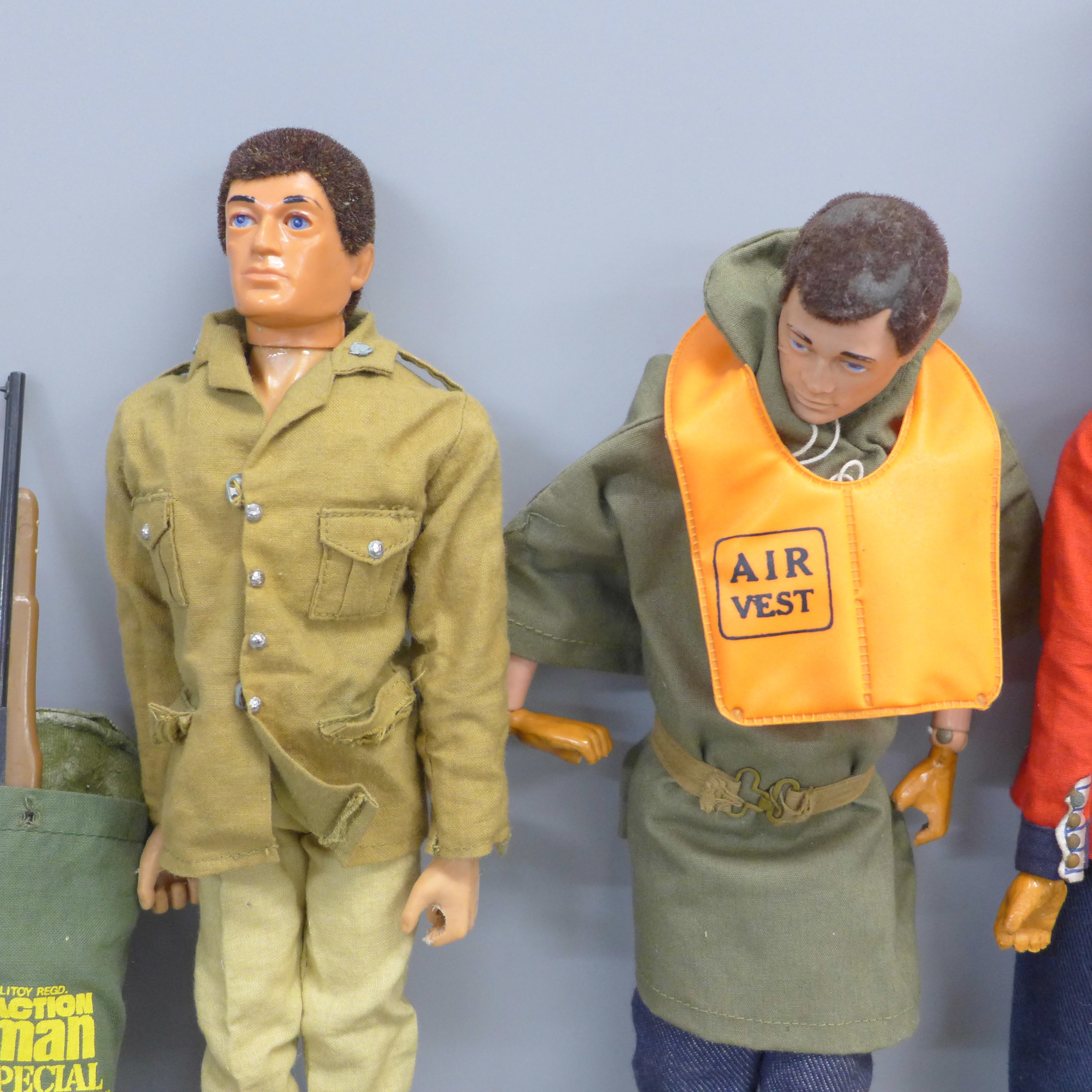 Four vintage Action Man figures and associated clothing - Bild 2 aus 4