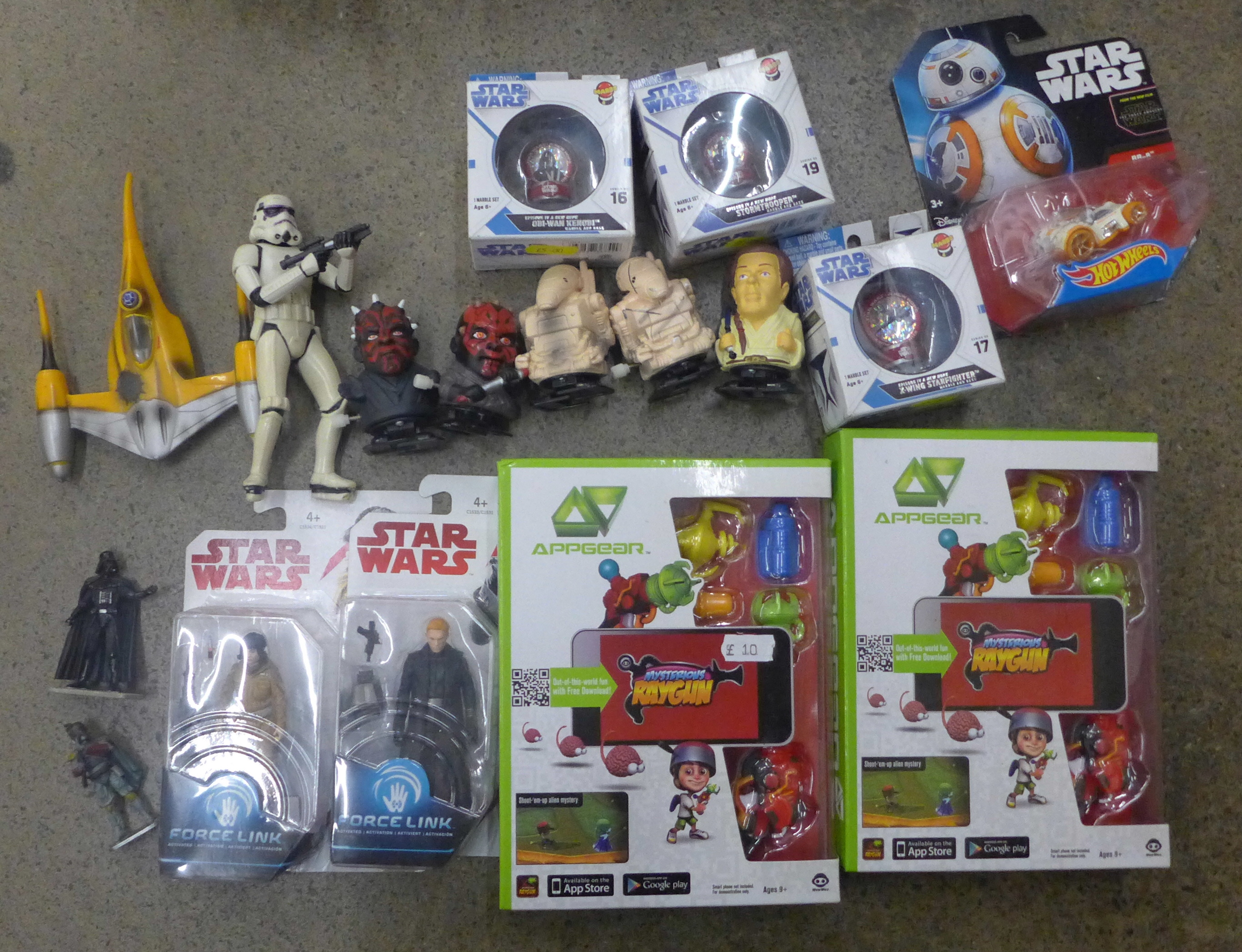 A box of Star Wars toys, collectables, etc. - Bild 2 aus 2