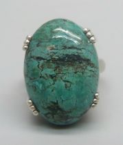 A TGGC 925 silver ring, set with a 17ct Tibetan turquoise stone, 11g, N/O
