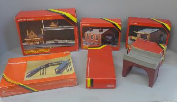 A collection of boxed Hornby accessories