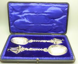 A pair of silver spoons, finely decorated, with ship detail, Sheffield 1901, 145g, cased