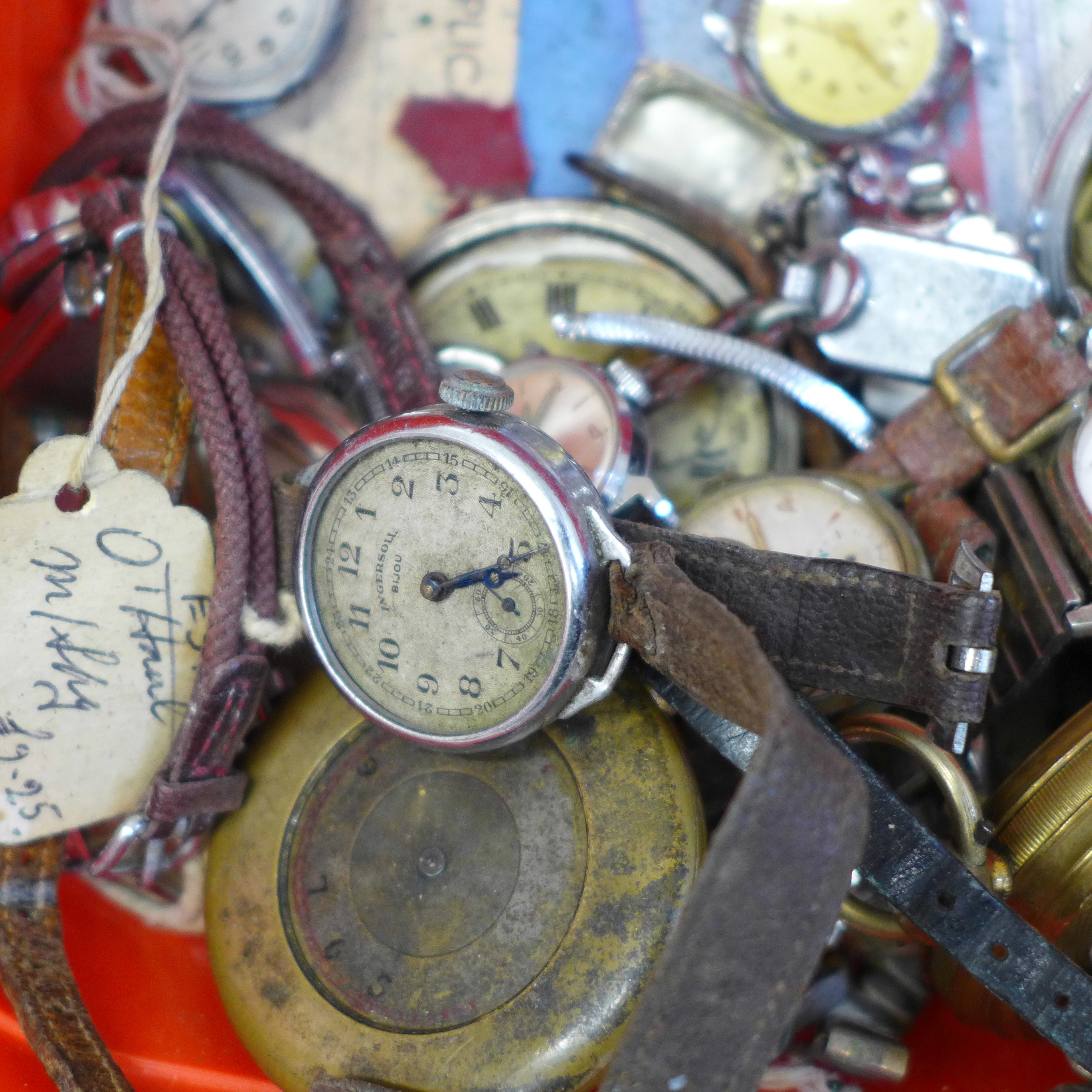 A collection of pocket watch and wristwatch movements and cases, for spares/repair - Image 3 of 5