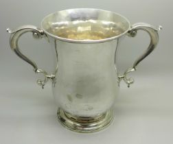 A Georgian silver loving cup, London 1762, 557g