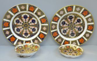 A pair of Royal Crown Derby 1128 Imari pattern scallop edge pin dishes and a pair of 21.5cm plates