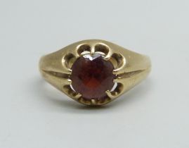 A 9ct gold ring set with a garnet, 3g, L