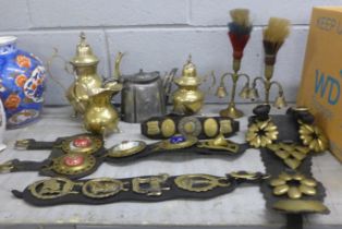 A collection of metalwares, horse brasses, etc. **PLEASE NOTE THIS LOT IS NOT ELIGIBLE FOR POSTING