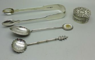 A small silver pill box, two silver spoons and a pair of silver sugar bows, 81g