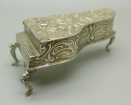 A small silver box in the form of a grand piano with inscription, dated 1951, 44g, 7.4cm
