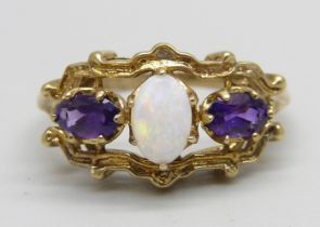 A 9ct gold ring set with two amethysts and an opal, 2.4g, M